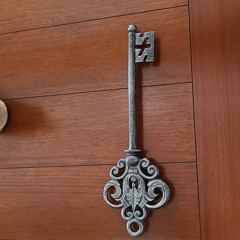 Metal hanging key